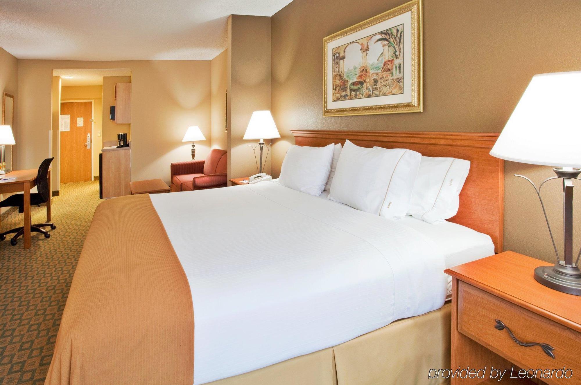 Holiday Inn Express & Suites Tavares By Ihg Room photo